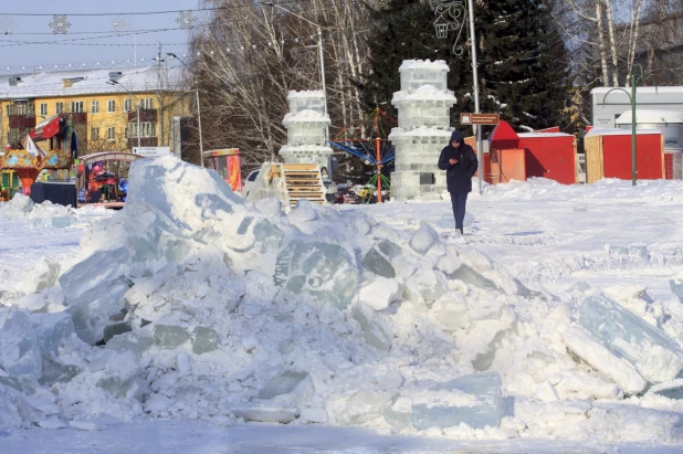 На площади Сахарова разбирают новогодний городок 14 января 2020