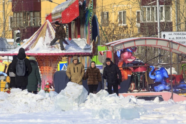 На площади Сахарова разбирают новогодний городок 14 января 2020