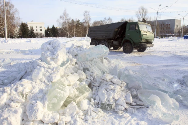 На площади Сахарова разбирают новогодний городок 14 января 2020