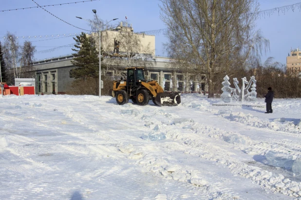 На площади Сахарова разбирают новогодний городок 14 января 2020