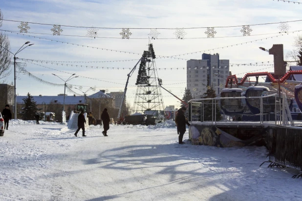 На площади Сахарова разбирают новогодний городок 14 января 2020