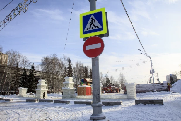 На площади Сахарова разбирают новогодний городок 14 января 2020