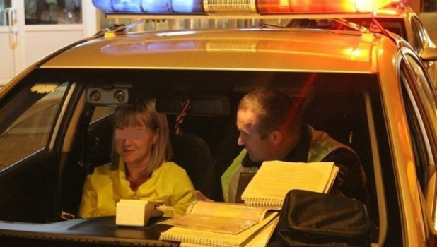 Нетрезвая автомобилистка решила пообщаться с сотрудником полиции. Хакасия.