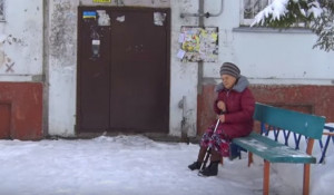 В Бийске родные выгнали бабушку жить на улице.