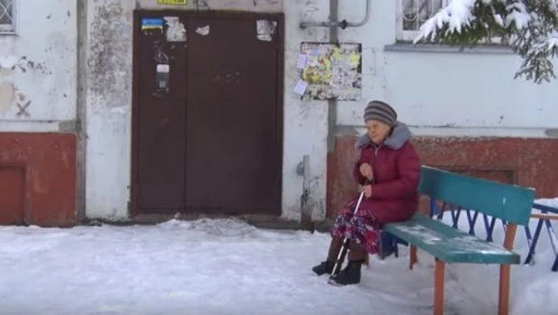 В Бийске родные выгнали бабушку жить на улице.