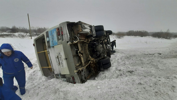 Автобус опрокинулся. Томская область.
