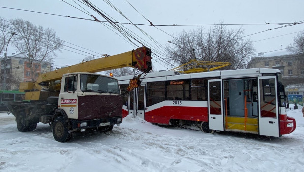 Трамвай слетел с рельсов. Новосибирск.