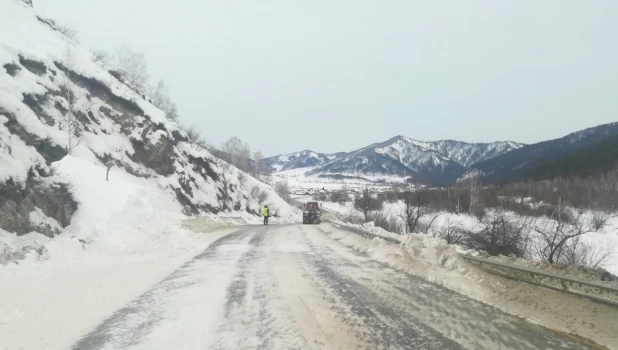 После схода лавины на Чуйском тракте.