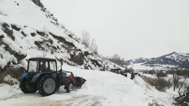 После схода лавины на Чуйском тракте.