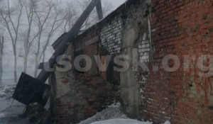 Труба котельной упала на здание школы. Рубцовск.