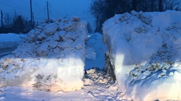 Тоннель в Бийске разрушен, куча снега осталась.