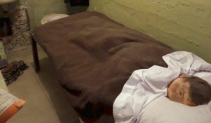Муляж в кровати заключенного, который сбежал из колонии. Красноярский край.
