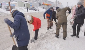 Разгребать завалы в Барнауле вышли студенты-добровольцы.