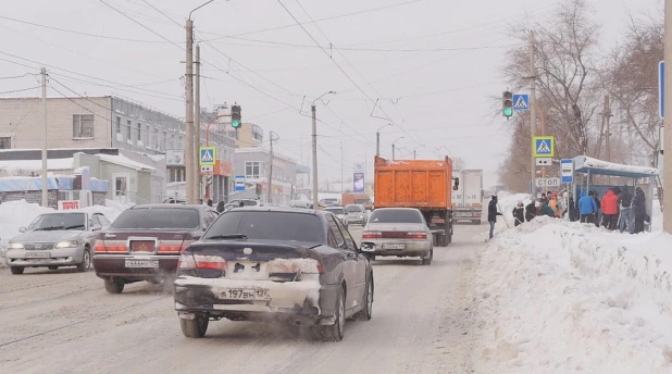 Разгребать завалы в Барнауле вышли студенты-добровольцы.