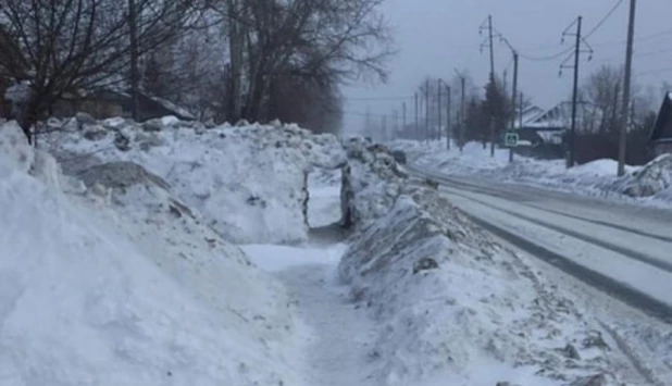 Ворота в сугробе на тротуаре. Бийск.