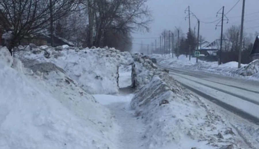 Ворота в сугробе на тротуаре. Бийск.