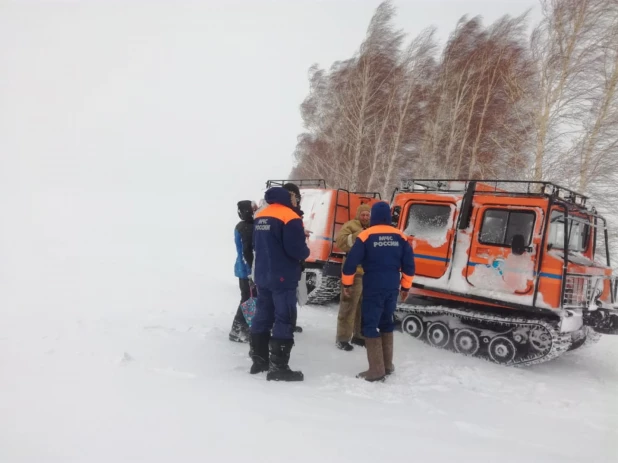 Спасение рыбаков в снежный буран возле Алейска.