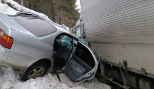 Водитель выехал на встречную полосу и врезался в грузовик. Республика Алтай.