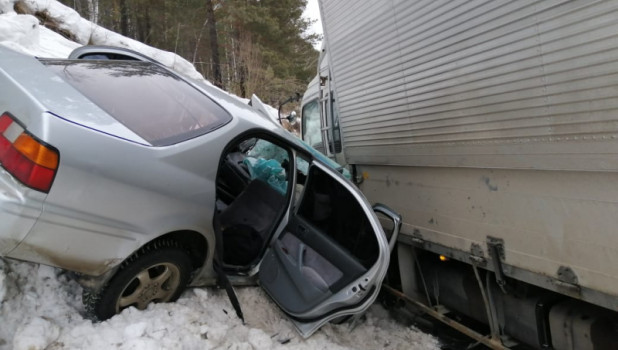 Водитель выехал на встречную полосу и врезался в грузовик. Республика Алтай.