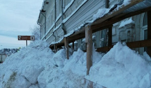 Проход в центре Барнаула завален снегом.