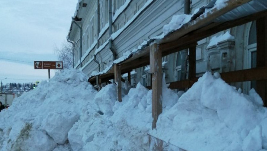 Проход в центре Барнаула завален снегом.
