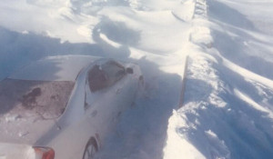 Занесенная снегом трасса в Казахстане.