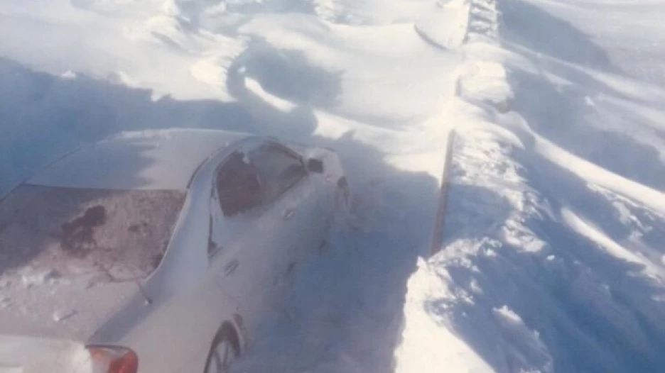 Занесенная снегом трасса в Казахстане.