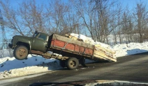Грузовик встал на дыбы в Бийске. 