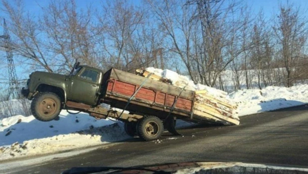 Грузовик встал на дыбы в Бийске. 