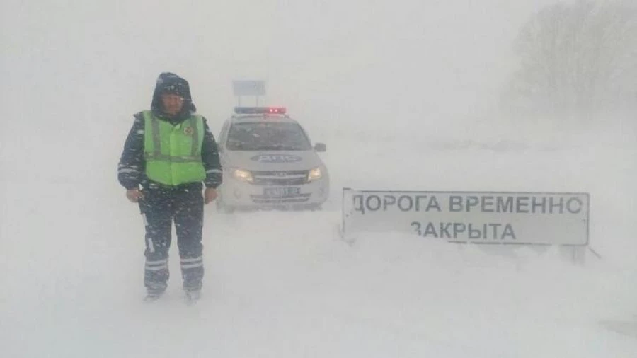 Перекрытие дорог, метель, ГИБДД.