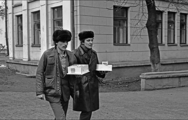 Владимир Воробьев. Молодой отец с приятелем у роддома. Новокузнецк, 1980.