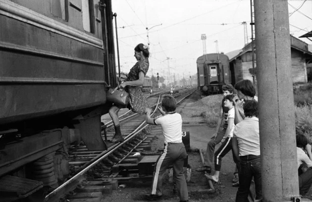 Владимир Воробьев. Пассажирка последнего вагона. Новокузнецк. 1983.