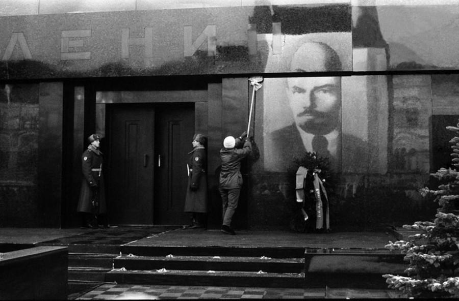 Владимир Соколаев. Мытье мавзолея Ленина к празднику. Москва. 1988.