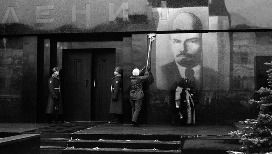 Владимир Соколаев. Мытье мавзолея Ленина к празднику. Москва. 1988.