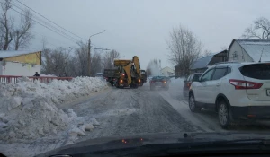 Снегоуборочная техника помешала барнаульцам добраться до работы.