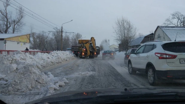 Снегоуборочная техника помешала барнаульцам добраться до работы.