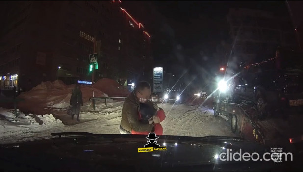 Пешеход подрался с водителем эвакуатора в Барнауле