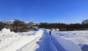 Спасатели на Алтае борются с последствиями снежной стихии.