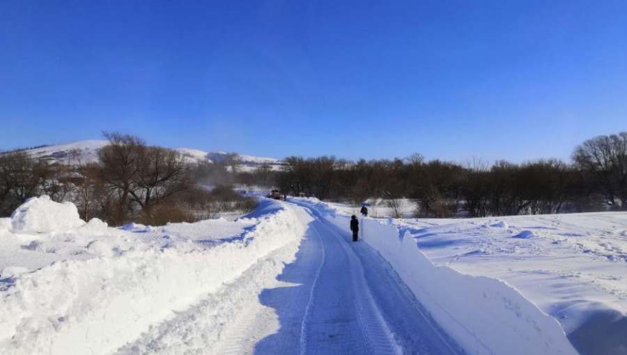 Спасатели на Алтае борются с последствиями снежной стихии.