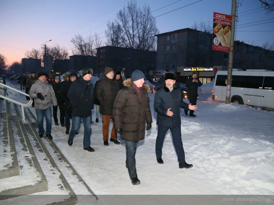 Губернатор Виктор Томенко проверяет, как чистят снег в Рубцовске.