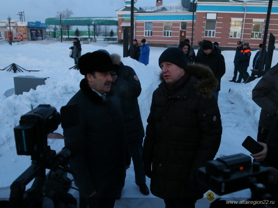 Губернатор Виктор Томенко проверяет, как чистят снег в Рубцовске.