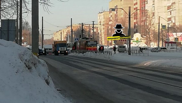 Трамвай сошел с рельсов в Барнауле.