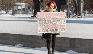 Феминистки Новосибирска вышли на одиночные пикеты после убийства беременной женщины.