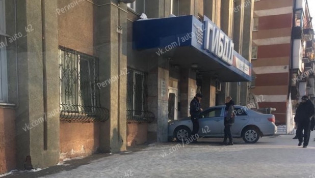 Водитель врезался в здание ГИБДД Кемерова.