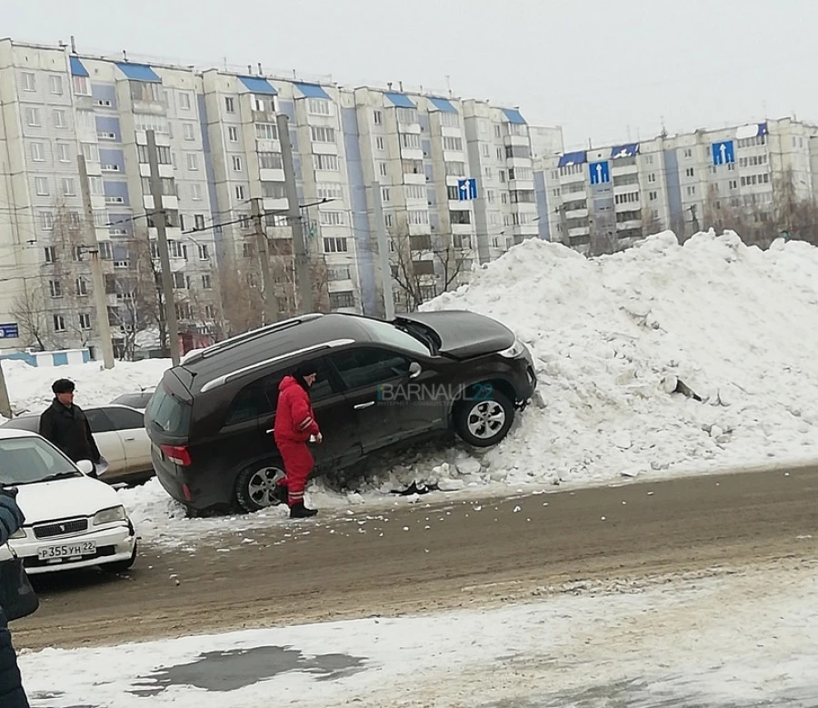 Авто на сугробе.