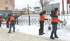 Осужденные убираются в Барнауле.