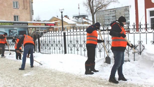 Осужденные убираются в Барнауле.