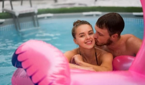 Теплый бассейн под открытым небом.