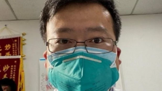 Ли Вэньлян, китайский врач, который выявил коронавирус и умер от него. 