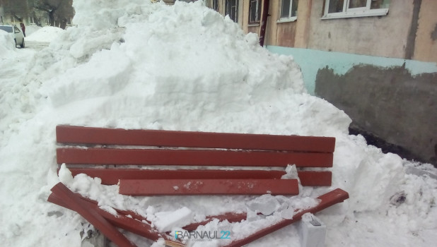 Глыба снега в Барнауле.